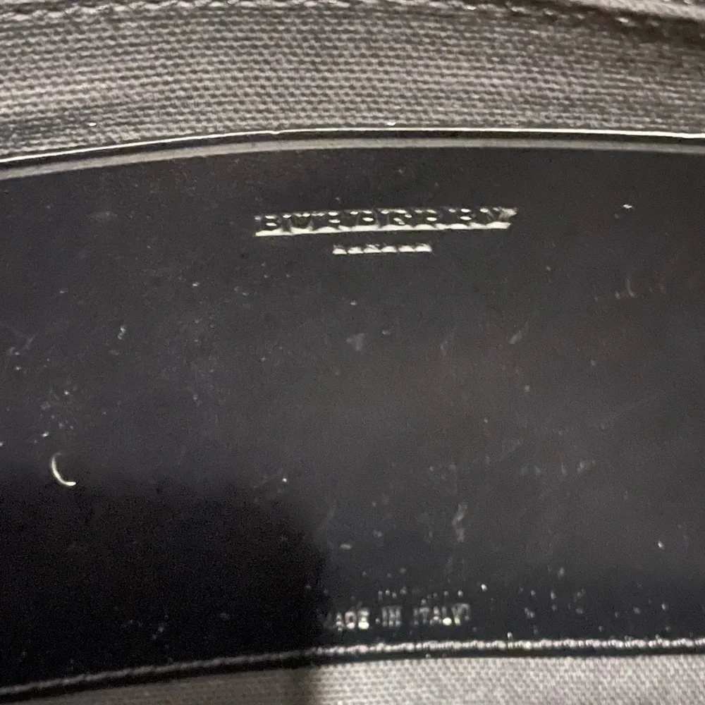 BURBERRY TOTE. FUN FLANNEL DESIGN INCLUDED FOR THE LOCK. Multiple pockets - Picture 7 of 10